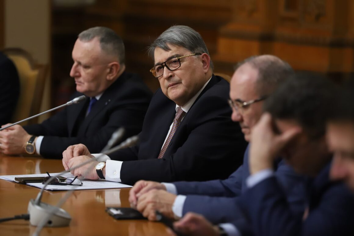 emil-hurezeanu-foto-dumitru-angelescu.jpg Emil Hurezeanu, la un pas de demitere. Cine e varianta luată în calcul la Externe de premierul Ciolacu SURSE