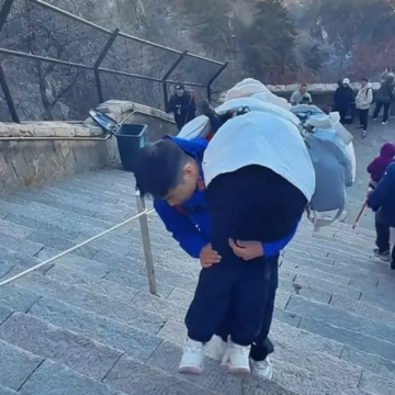 Un ghid cară în spare turiștii obosiți pe munte, în China. Cât câștigă