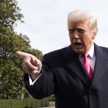Trump anunţă noi tarifele vamale pentru Canada şi Mexic