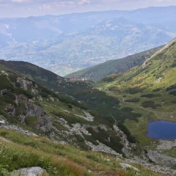 Lacul Iezer-Pietrosu – cum ajungi la el și ce poți face în zonă