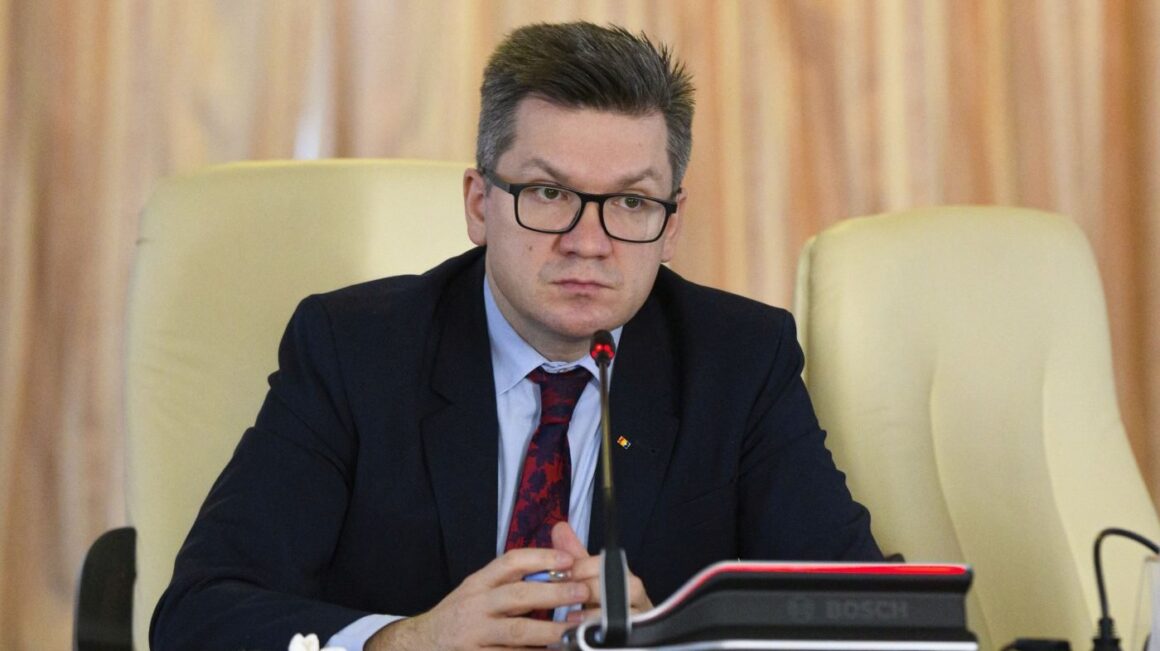 Înjurătură și obscenități ale unui parlamentar AUR, preşedintele Comisiei de Cultură. A luat bani de la Bogdan Peșchir