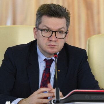 mihail-neamtu-aur-presedinte-comisie-cultura-camera-deputatilor-limbaj-obscen-bogdan-peschir-bogpr-e1743275363308.jpg Înjurătură și obscenități ale unui parlamentar AUR, preşedintele Comisiei de Cultură. A luat bani de la Bogdan Peșchir