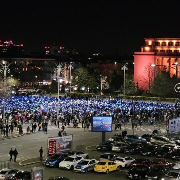miting-euro-manifest-in-piata-victoriei-pentru-sustinerea-apartenentei-la-ue-foto-cristian-otopeanu-scaled.jpg Fanii lui Călin Georgescu, aproape de mitingul mitingul EuRo Manifest din Victoriei
