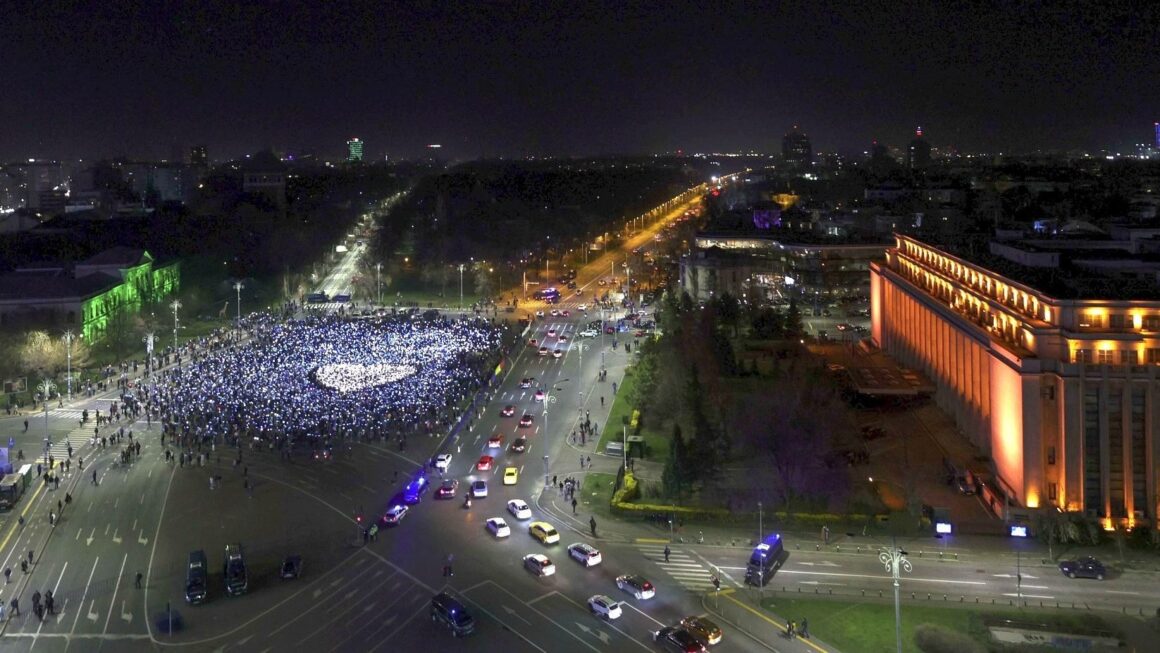 mitingul-euro-manifest-piata-victoriei-e1742146342283.jpg Ce a scris CTP când a văzut câți oameni au venit la mitingul EuRo Manifest din Piața Victoriei
