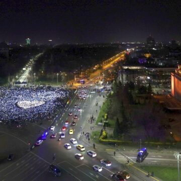 mitingul-euro-manifest-piata-victoriei-e1742146342283.jpg Ce a scris CTP când a văzut câți oameni au venit la mitingul EuRo Manifest din Piața Victoriei