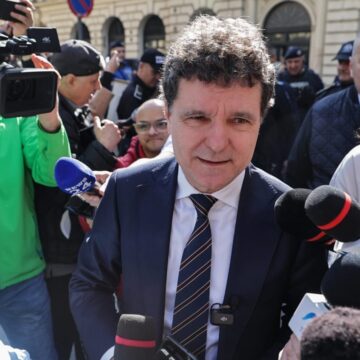 nicusor-dan-inconjurat-de-jurnalisti-inainte-de-depunerea-candidaturii-la-bec-7-martie-2025-e1741719723175.jpeg Singura variantă în care Nicușor Dan susține că se va retrage din cursa electorală. Cum trebuie să arate sondajele