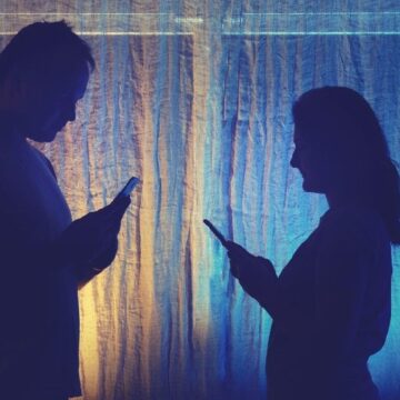 Cum afectează smartphone-urile viața de cuplu în România