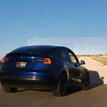 Video viral cu Tesla Model Y pacalită de un zid fals. Tehnologia Tesla pusă la încercare