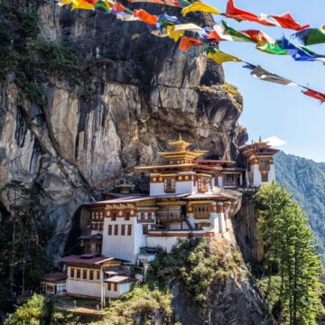 Tigers-Nest-Bhutan.jpg Cele mai impresionante locuri pe care să le vizitezi