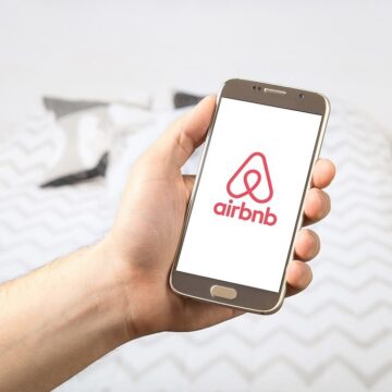 Airbnb și Booking au intrat în vizorul ANAF