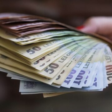 În România, cantitatea de bani cash a crescut de patru ori
