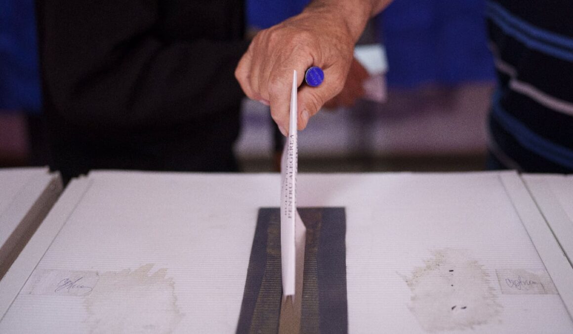 buletin-de-vot.jpg Câţi români cred că alegerile prezidențiale sunt puternic influențate de acțiuni ostile ale altor state