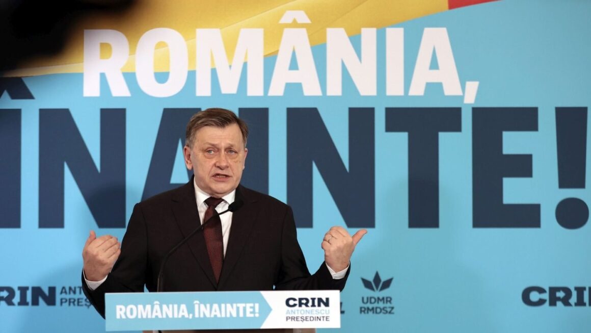 Cine este Crin Antonescu, candidat la prezidențiale. A ajuns ministru la 7 ani după Revoluție, abia intrat în politică