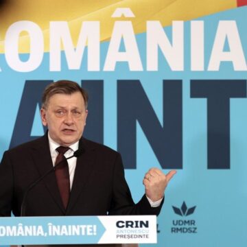 crin-antonescu-candidat-psd-pnl-udmr-presedintia-romaniei-2025-e1743620430443.jpg Cine este Crin Antonescu, candidat la prezidențiale. A ajuns ministru la 7 ani după Revoluție, abia intrat în politică