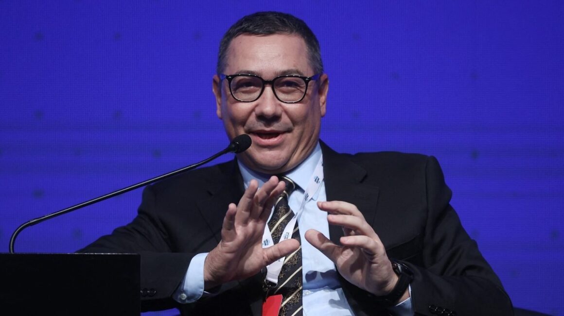 cum-a-reactionat-victor-ponta-la-imaginile-care-il-ironizeaza-dupa-ce-a-sugerat-ca-va-candida-la-alegerile-prezidentiale-2025-e1744439759976.jpg Victor Ponta a postat pe Facebook o poză cu fiul lui, Andrei, proaspăt licențiat în management hotelier internațional