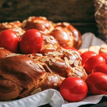 easter-bread-and-eggs-on-a-table-2021-08-26-16-34-26-utc-1.jpg Unde petrec românii vacanța de Paște?