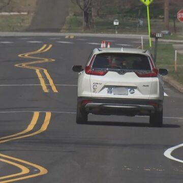 Autoritățile au pictat linii ondulate pe un drum, în loc de cele drepte