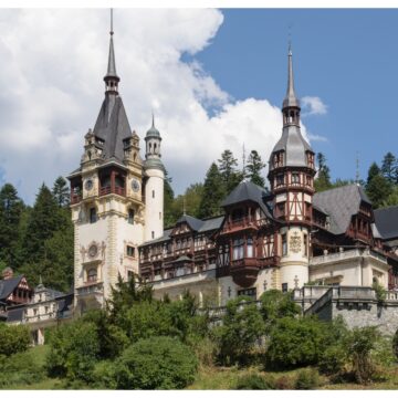 peles-1.jpg În fruntea listei se află Castelul Peleș din Sinaia
