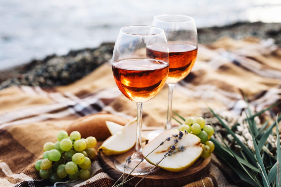 two-glasses-of-wine-and-summer-fruits-on-the-beach-royalty-free-image-1635272439.jpg Consumul de vin atinge minime istorice