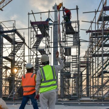 Românii muncesc, în medie, peste 2.000 de ore anual