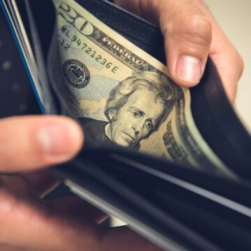 Un bărbat a pierdut 5.000 de dolari și a suspectat o înșelătorie