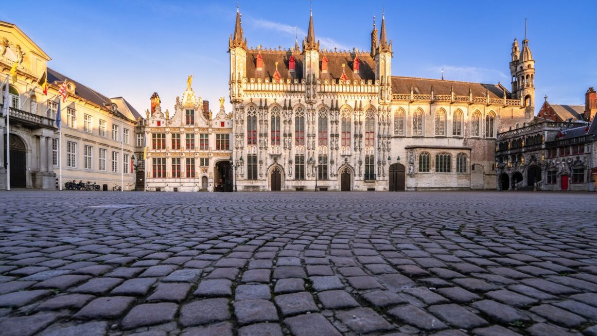 Belgienii rămân fără piatră din cauza turiștilor care fură pavajul