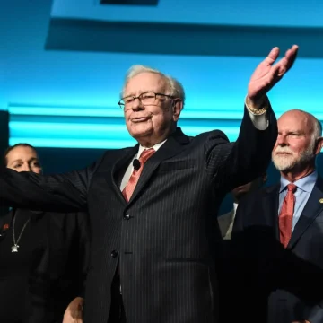 Warren Buffett se retrage de la conducerea Berkshire Hathaway
