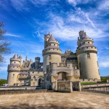 Pierrefonds e o cetate fortificată care datează din epoca medievală