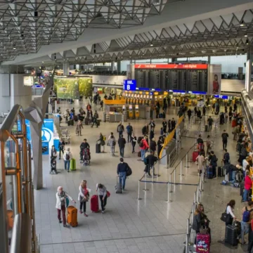 Românii au cheltuit 3 miliarde de euro pe vacanțe în 2025