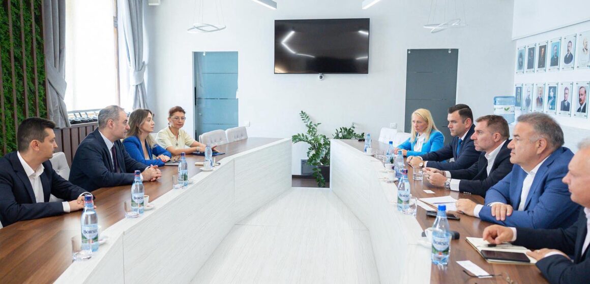 Ministrul Finanţelor semnează finanţarea a două proiecte strategice de investiţii pentru România