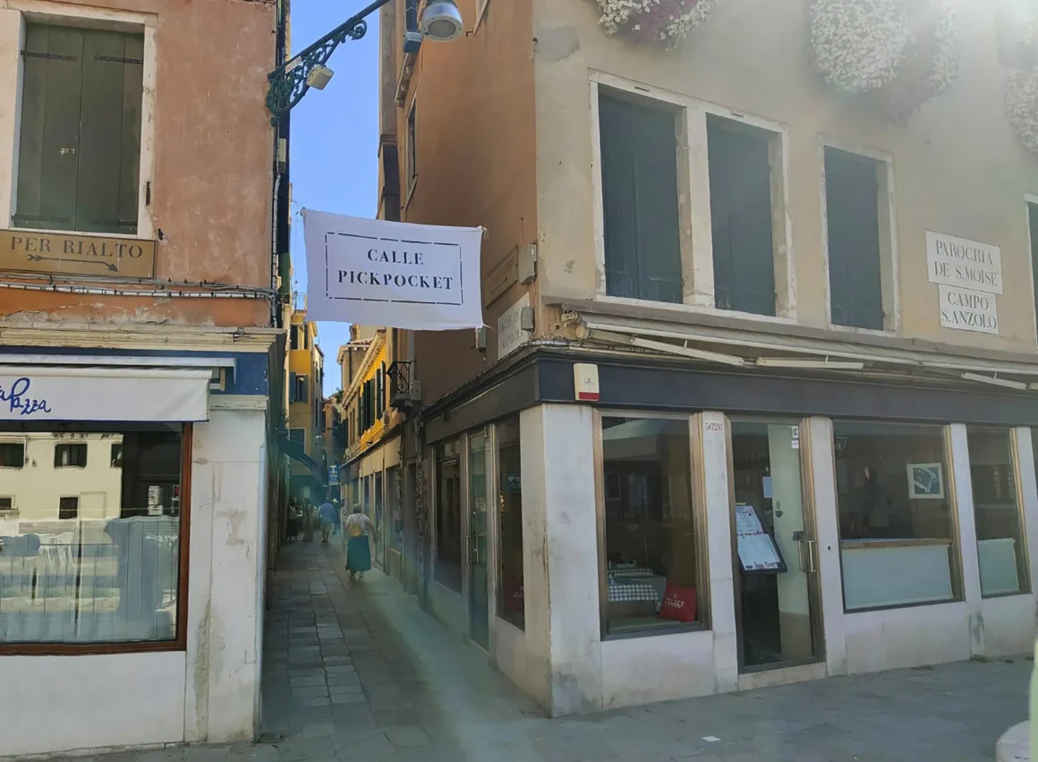 Calle della Mandola din Veneția e rebotezată „Calle Pickpocket”