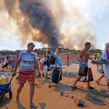 Flăcările fac ravagii în Europa și forțează turiștii să schimbe locația