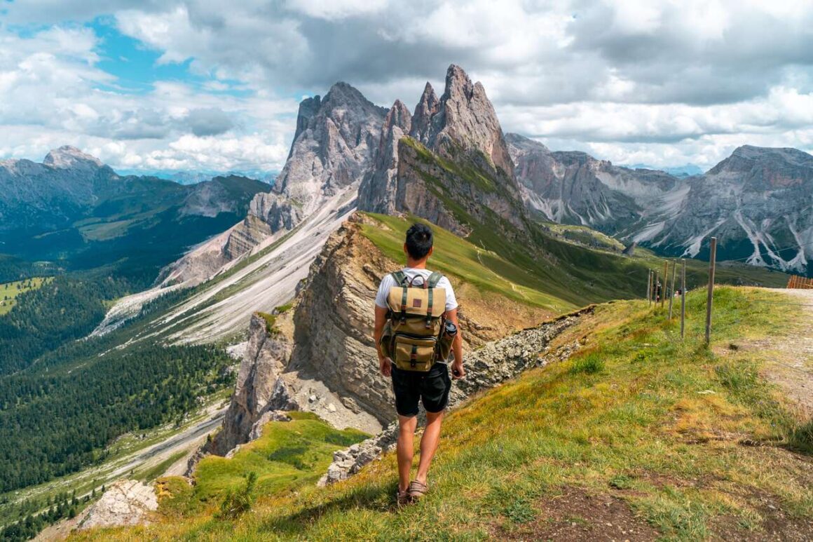 Fermierii din nordul Italiei montează porți cu turnicheți în Dolomiți