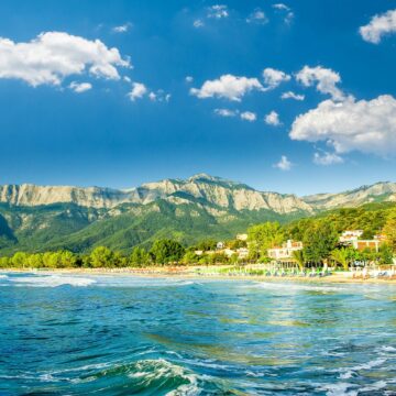 În 2025, românii și-au redus bugetul pentru vacanțe