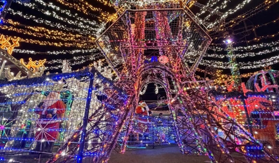 Cum a reușit un bărbat să își decoreze casa cu 250.000 de beculețe de Crăciun și să transforme totul într-un parc de distracții