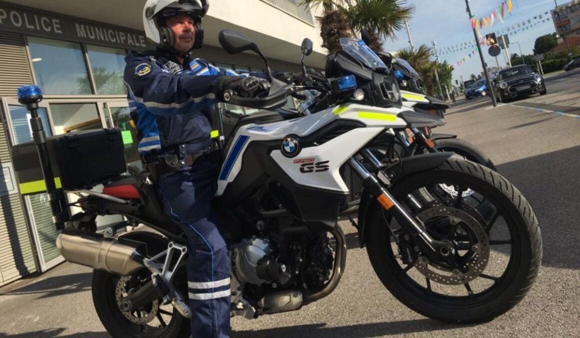 Un adolescent pe bicicletă a depășit motocicleta BMW a poliției, pe autostradă. Ce a urmat