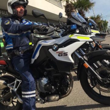 Un adolescent pe bicicletă a depășit motocicleta BMW a poliției, pe autostradă. Ce a urmat