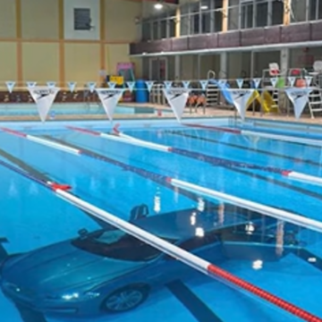 O șoferiță de 38 de ani a încurcat pedalele și a ajuns cu Jaguarul său pe fundul unui bazin de înot public din Franța