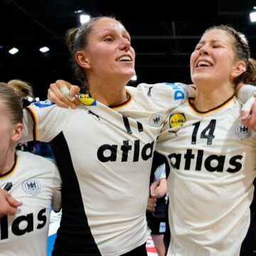 Ne-ve-ro-si-mil-Cea-mai-mare-surpriza-s-a-produs-la-Campionatul-Mondial-de-handbal-feminin-iar-prima-finalista-s-a-aflat-e1765571939119.jpg Ne-ve-ro-si-mil! Cea mai mare surpriză s-a produs la Campionatul Mondial de handbal feminin, iar prima finalistă s-a aflat