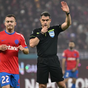 Panduru-a-descoperit-o-greseala-grava-a-lui-Kovacs-in-FCSB-–-Rapid-2-1-in-favoarea-echipei-lui-Gigi-Becali.-„Eu-as-da-penalty-pentru-hent-scaled.jpg Faza cu pricina a avut loc în minutul 90+3, la duelul dintre Hromada și Șut, atunci când centralul nu a dictat lovitură de la 11 metri
