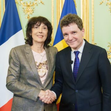 Protectoarea-Simonei-Halep-intalnire-la-Paris-cu-Nicusor-Dan.-Cum-a-numit-o-presedintele-Romaniei-pe-marea-campioana.jpg Protectoarea Simonei Halep, întâlnire la Paris cu Nicuşor Dan. Cum a numit-o preşedintele României pe marea campioană