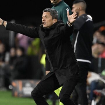Razvan-Lucescu-reactie-fara-precedent-dupa-victoria-din-derby.-„I-am-calcat-in-picioare.jpg Răzvan Lucescu, reacție fără precedent după victoria din derby: „I-am călcat în picioare!”