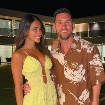 Reactia-romancei-care-are-o-avere-de-peste-800.000.000-de-euro-la-poza-de-Craciun-pusa-de-Antonela-Roccuzzo-cu-Leo-Messi.jpg Reacția româncei care are o avere de peste 800.000.000 de euro la poza de Crăciun pusă de Antonela Roccuzzo cu Leo Messi