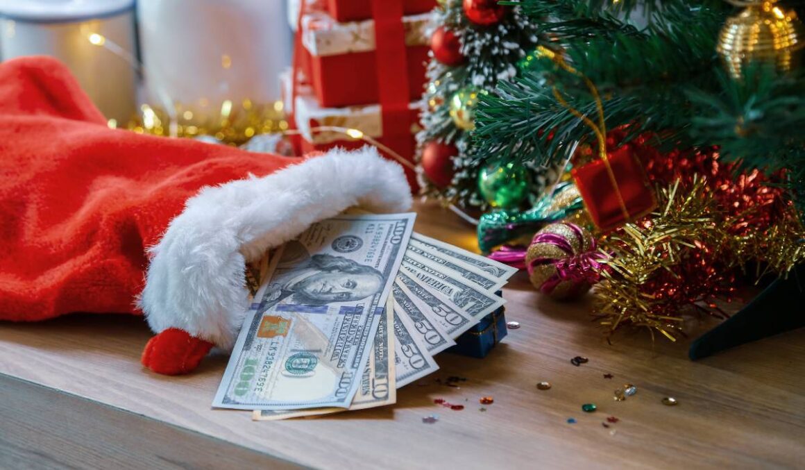 Un bărbat a intrat într-un magazin și a plătit datorii de 8.000 de dolari pentru zeci de familii, de Crăciun. Povestea omului care de 25 de ani este Secret Santa pentru necunoscuți