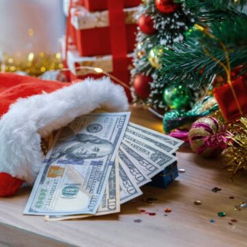 Un bărbat a intrat într-un magazin și a plătit datorii de 8.000 de dolari pentru zeci de familii, de Crăciun. Povestea omului care de 25 de ani este Secret Santa pentru necunoscuți