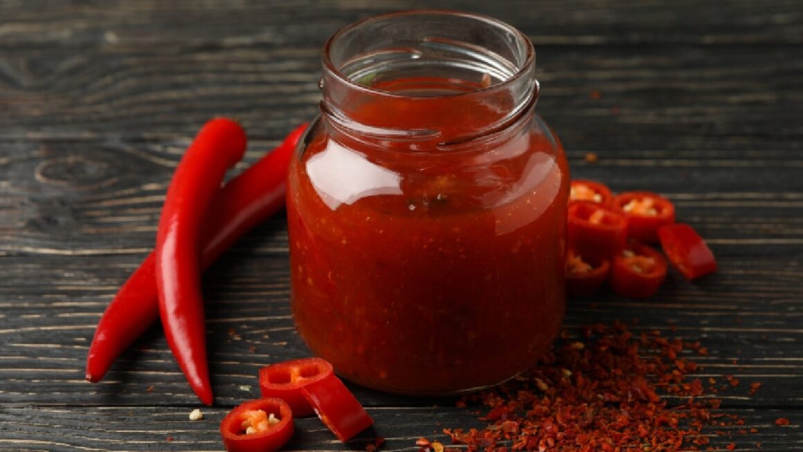 Un bărbat a trimis două lingouri de aur, ascunse într-un borcan cu sos de chili, unui „prieten” care voia să-l lase fără bani