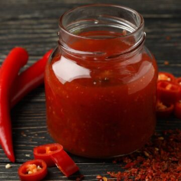 Un bărbat a trimis două lingouri de aur, ascunse într-un borcan cu sos de chili, unui „prieten” care voia să-l lase fără bani