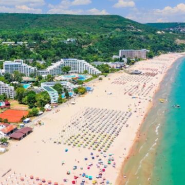 Bulgaria trece la euro din ianuarie 2026. Ce se schimbă pentru turiștii români