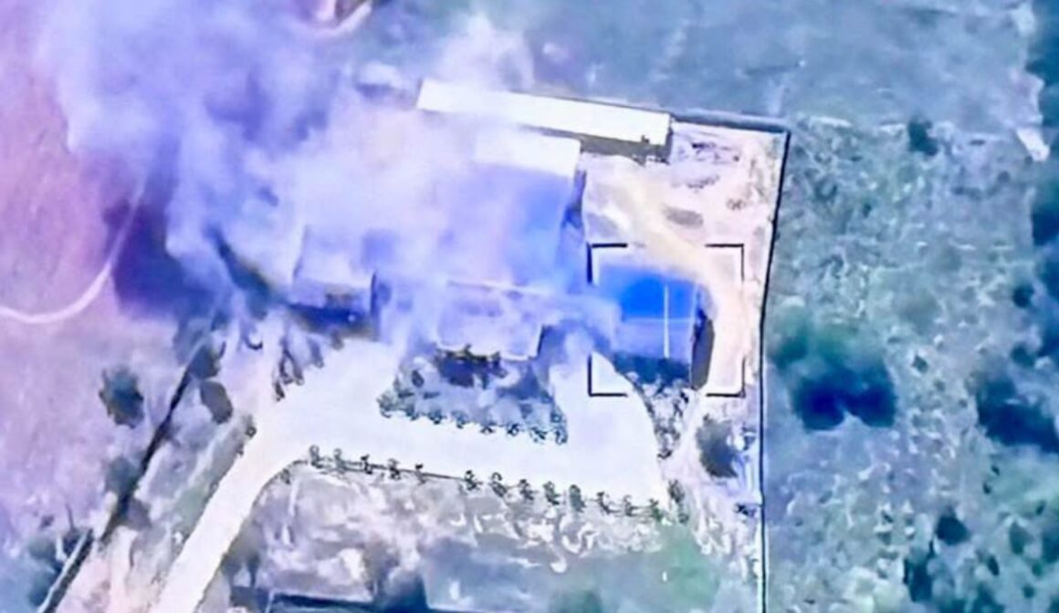 Momentul în care un avion de vânătoare thailandez distruge un cazinou în Cambodgia. Conflictul ia amploare