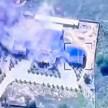 Momentul în care un avion de vânătoare thailandez distruge un cazinou în Cambodgia. Conflictul ia amploare